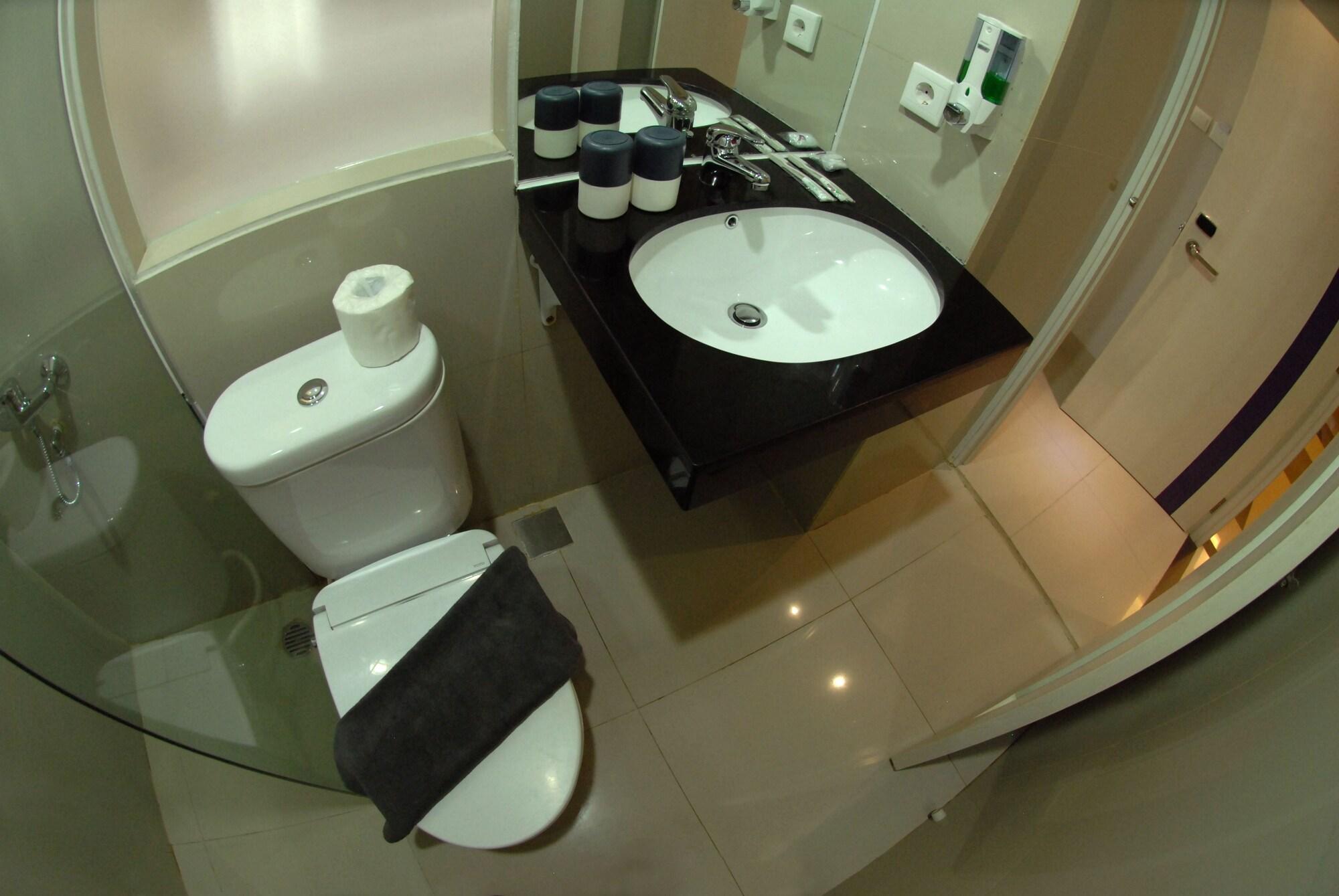 Vio Hotel Veteran Bandung Exterior photo