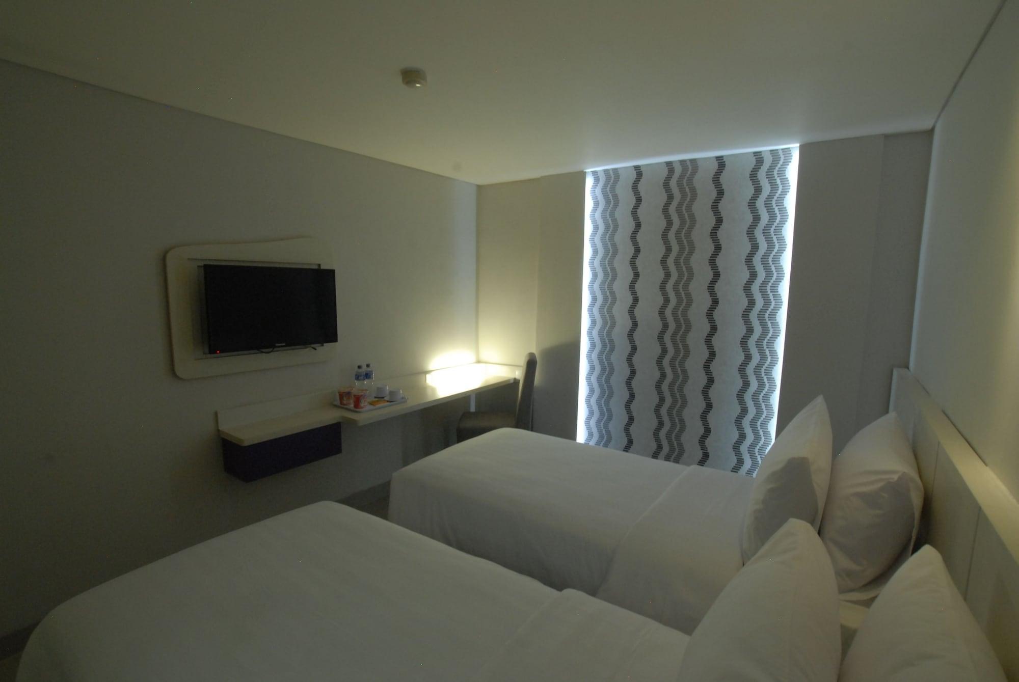 Vio Hotel Veteran Bandung Exterior photo